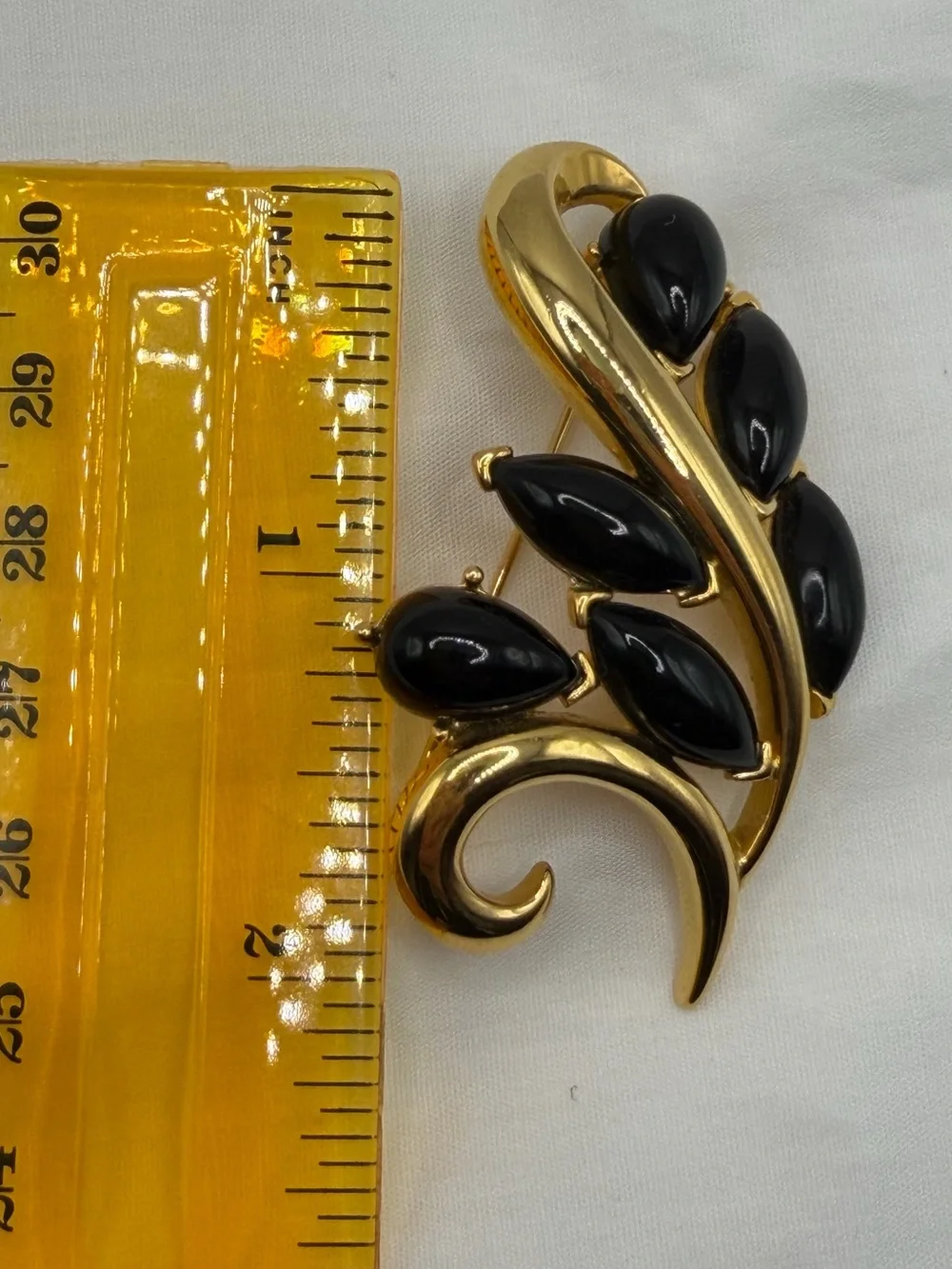 Vintage Trifari Signed Brooch Pin Gold Tone Black Cabochon Leaves Floral